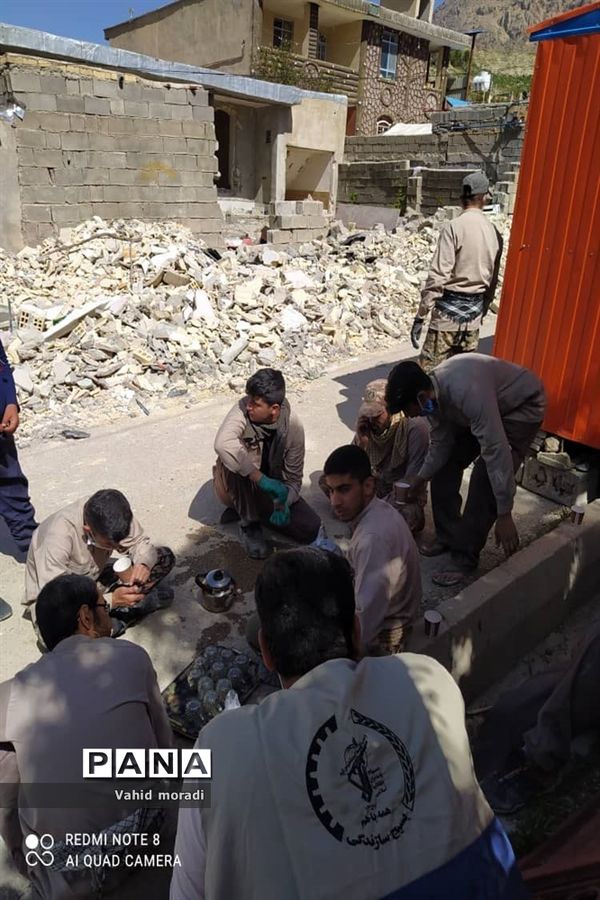 کمک رسانی نیروهای کمیته خادمین شهدای کرمانشاه به مناطق زلزله زده سیسخت (دنا)