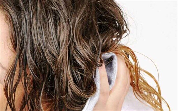 خوابیدن با موهای مرطوب چه عواقبی دارد؟