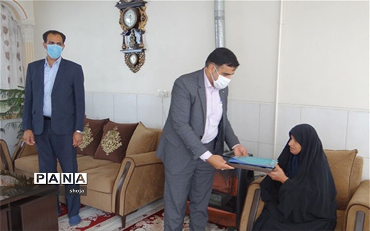 دیدار مدیرآموزش و پرورش فلاورجان با خانواده همکار فرهنگی بازنشسته