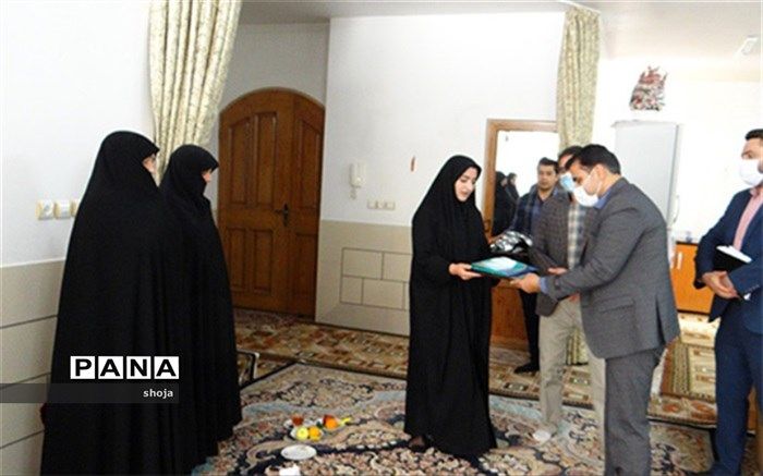 دیدار مدیرآموزش و پرورش فلاورجان با خانوداه فرهنگی مرحوم مهدی دوستی