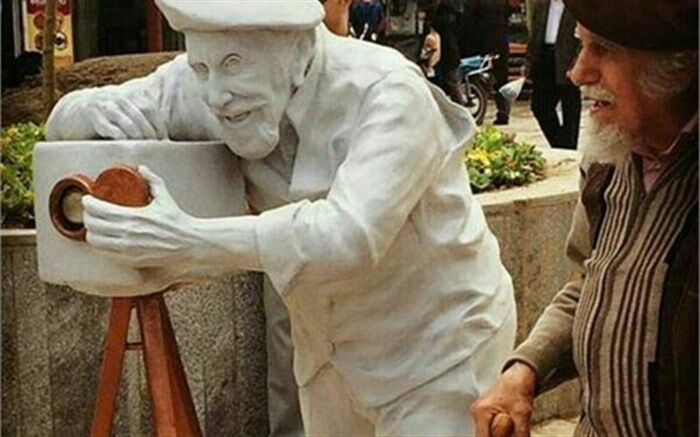 مجسمه عکاس پیشکسوت گیلان، نماد عکاسان آتلیه ای در پیاده راه فرنگی رشت قرار دارد