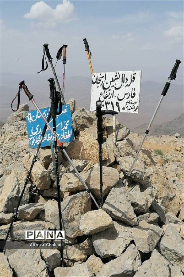 صعود تیم کوهنوردی فرهنگیان فارس به قله دال نشین در شهرستان ارسنجان