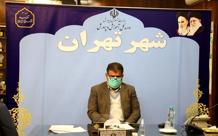 مدرسه غیر قابل جایگزین است  و هیچ پرده و نمایشگری جای معلم را پر نمی کند
