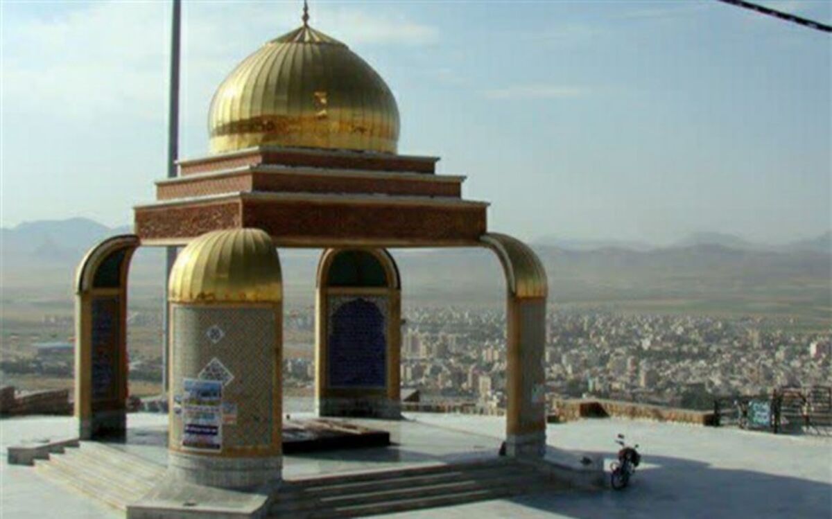برگزاری نماز جماعت در تپه نورالشهدا