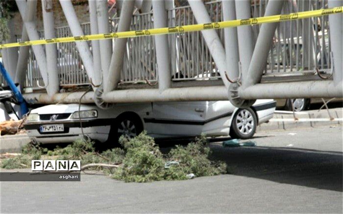 یک کشته و 3 مجروح در حادثه برخورد تریلی با پل عابرپیاده