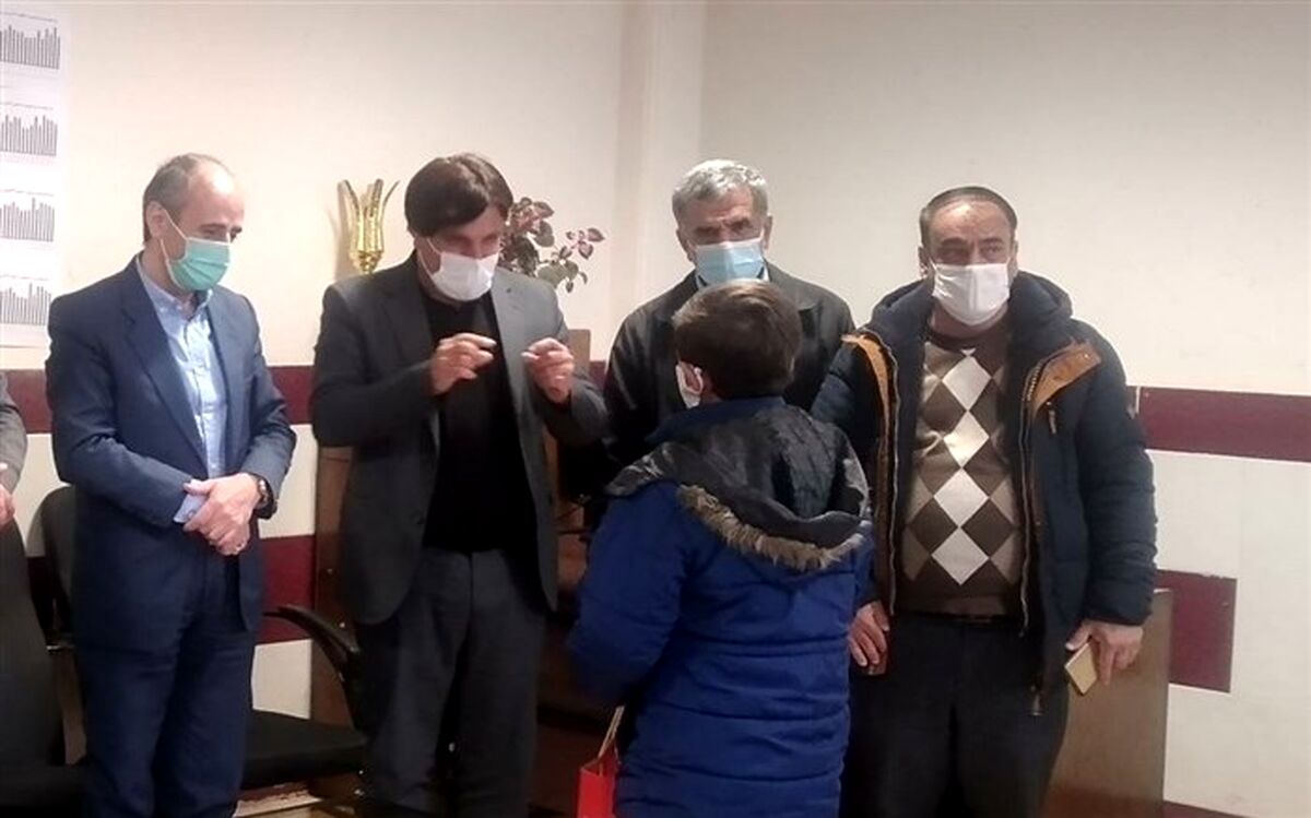 روایت معلم خیر خوزستانی که به دانش‌آموزان محروم قزوین 100 تبلت اهدا کرد