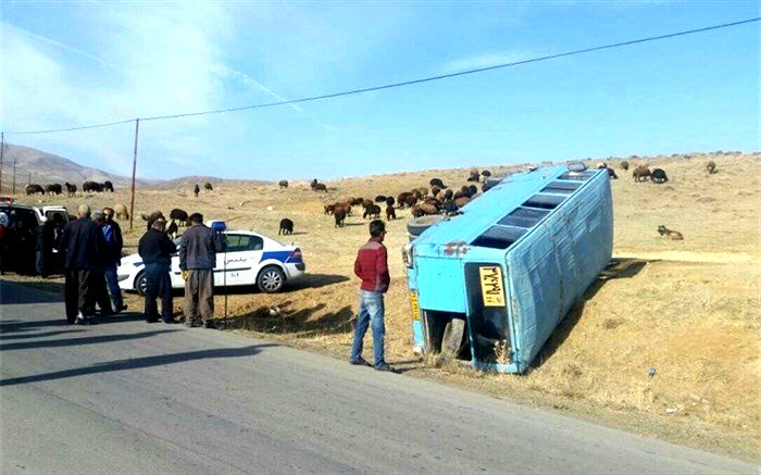 ۱۸ مصدوم در پی واژگون شدن مینی‌بوس