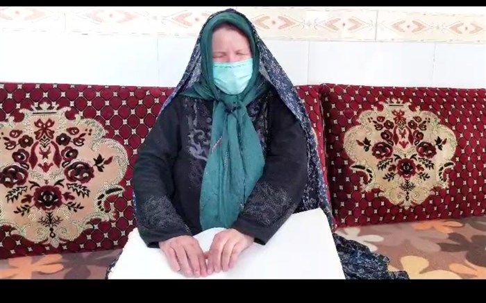 خانم نابینایی که کلاس قرآن برگزار می‌کند