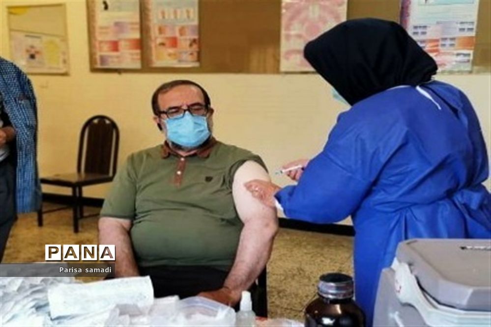 تزریق واکسن کرونا به عوامل اجرایی سیزدهمین دوره انتخابات ریاست جمهوری در منطقه ۱۳