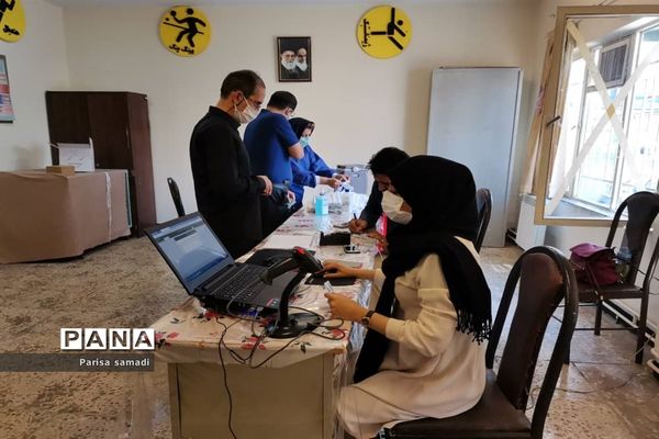 تزریق واکسن کرونا به عوامل اجرایی سیزدهمین دوره انتخابات ریاست جمهوری در منطقه ۱۳