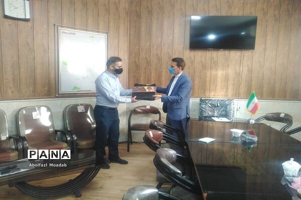 تقدیرازکارکنان اداره صمت در روز ملی صنعت ومعدن