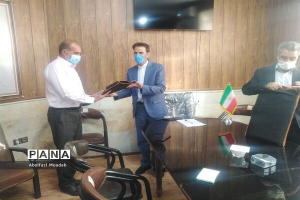 تقدیرازکارکنان اداره صمت در روز ملی صنعت ومعدن