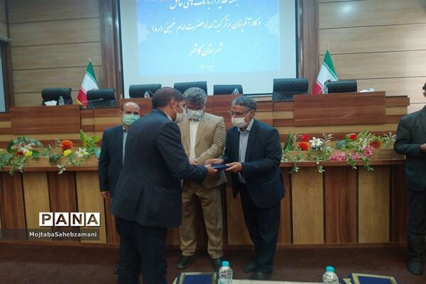 تقدیر از بانک‌های عامل و کارآفرین برتر کمیته امداد حضرت خمینی شهرستان کاشمر