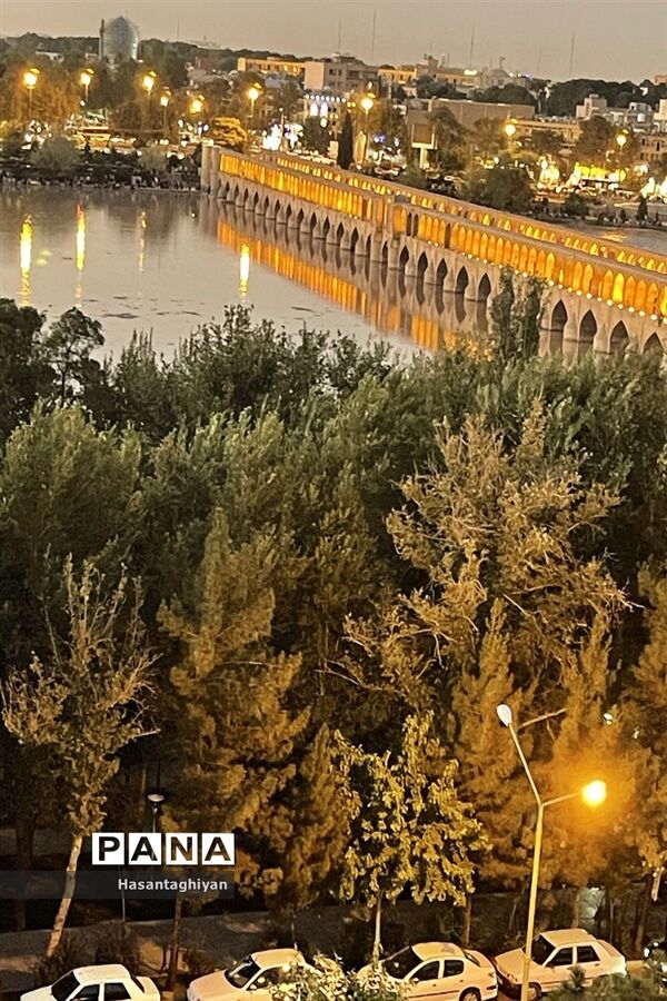 جاری شدن زاینده رود در اصفهان