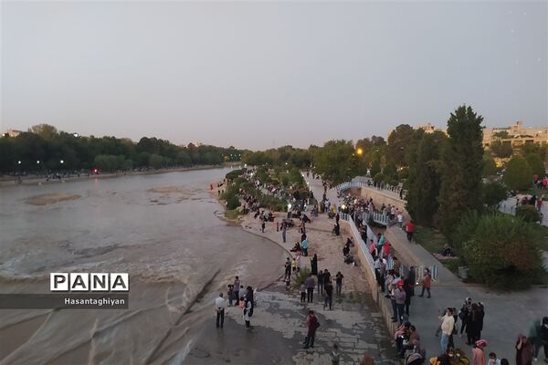 جاری شدن زاینده رود در اصفهان