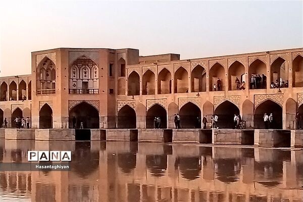 جاری شدن زاینده رود در اصفهان