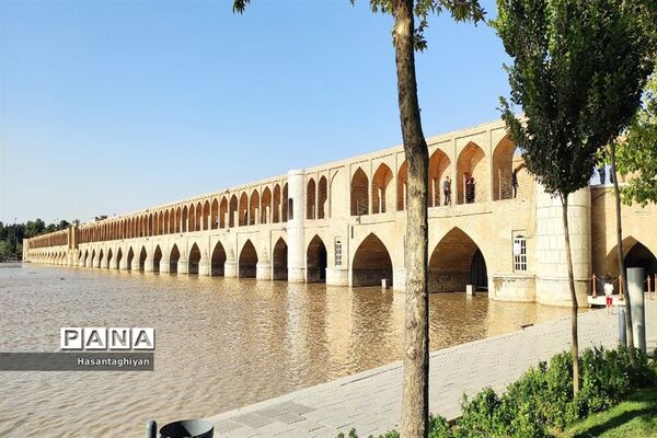 جاری شدن زاینده رود در اصفهان