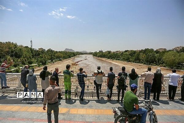 جاری شدن زاینده رود در اصفهان