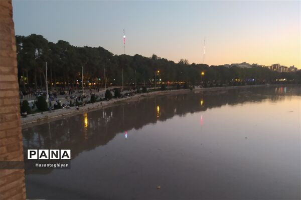 جاری شدن زاینده رود در اصفهان
