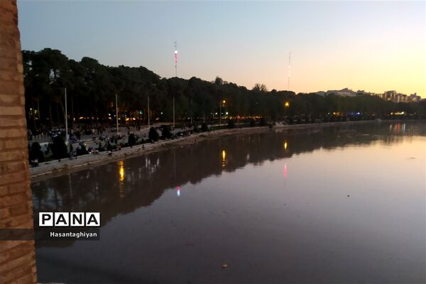 جاری شدن زاینده رود در اصفهان