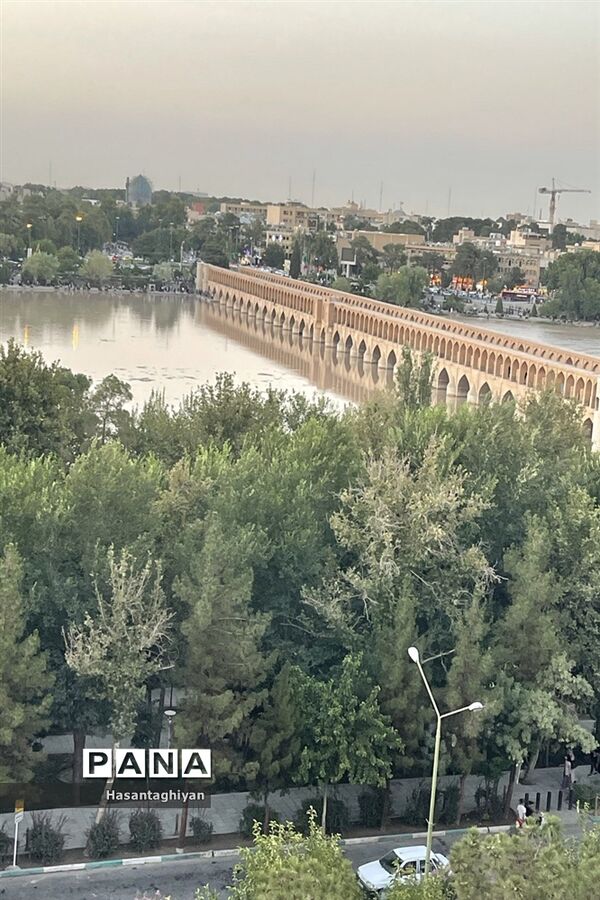 جاری شدن زاینده رود در اصفهان