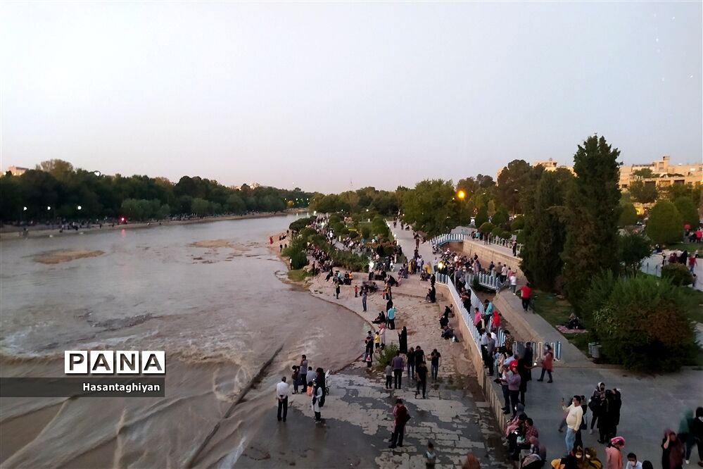 جاری شدن زاینده رود در اصفهان