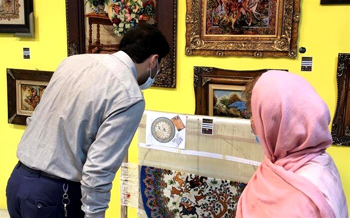 تابلوفرش‌های دستباف هنرمندان گیلانی در ویترین نمایشگاه