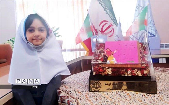 رونمایی از کتاب دانش‌آموز 8 ساله فلاورجانی با حضور معاون آموزش ابتدایی اداره کل