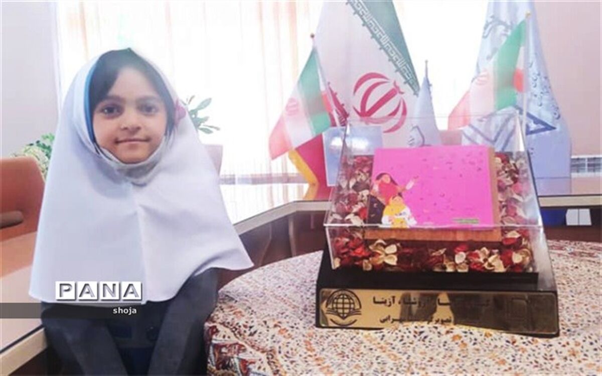 رونمایی از کتاب دانش‌آموز 8 ساله فلاورجانی با حضور معاون آموزش ابتدایی اداره کل