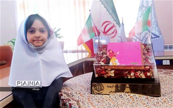 رونمایی از کتاب دانش‌آموز 8 ساله فلاورجانی با حضور معاون آموزش ابتدایی اداره کل