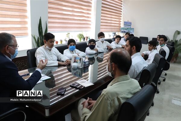 تجلیل معاون پرورشی اداره کل آموزش و پرورش آذربایجان شرقی ازگروه سرود منتخب کشوری