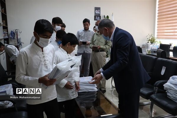 تجلیل معاون پرورشی اداره کل آموزش و پرورش آذربایجان شرقی ازگروه سرود منتخب کشوری