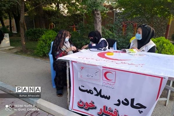 برگزاری ایستگاه سلامت و کنترل قند و فشار خون در شهرستان رباط کریم