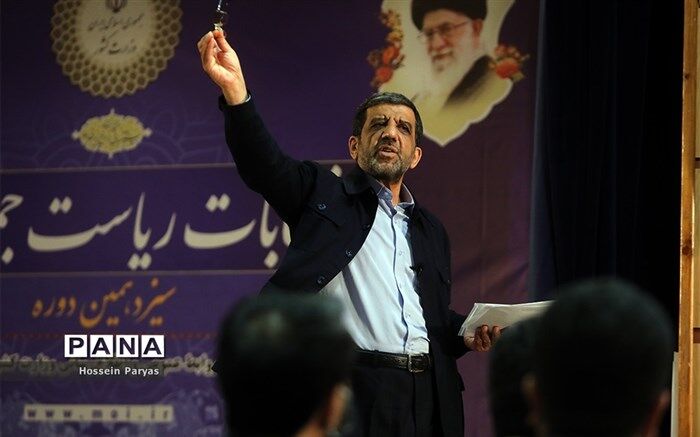 ضرغامی: سهم‌خواهی‌های تنفربرانگیز را کنار بگذاریم و زیر میز بزنیم