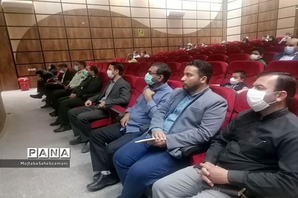 رونمایی از کتاب هفت شاخ زندگینامه شهید محمد حکیمی در سینما ایران کاشمر