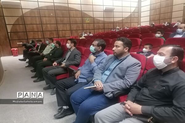 رونمایی از کتاب هفت شاخ زندگینامه شهید محمد حکیمی در سینما ایران کاشمر