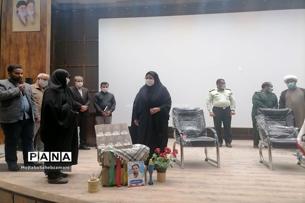 رونمایی از کتاب هفت شاخ زندگینامه شهید محمد حکیمی در سینما ایران کاشمر