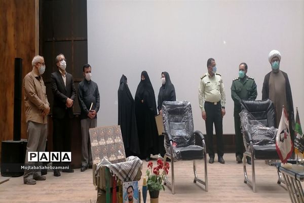 رونمایی از کتاب هفت شاخ زندگینامه شهید محمد حکیمی در سینما ایران کاشمر