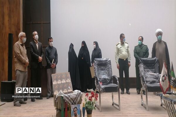 رونمایی از کتاب هفت شاخ زندگینامه شهید محمد حکیمی در سینما ایران کاشمر