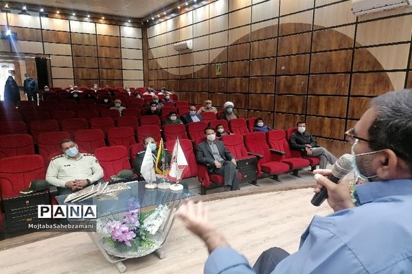 رونمایی از کتاب هفت شاخ زندگینامه شهید محمد حکیمی در سینما ایران کاشمر