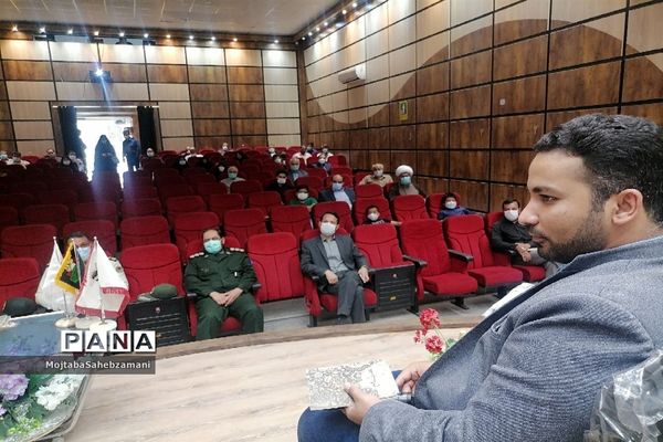 رونمایی از کتاب هفت شاخ زندگینامه شهید محمد حکیمی در سینما ایران کاشمر