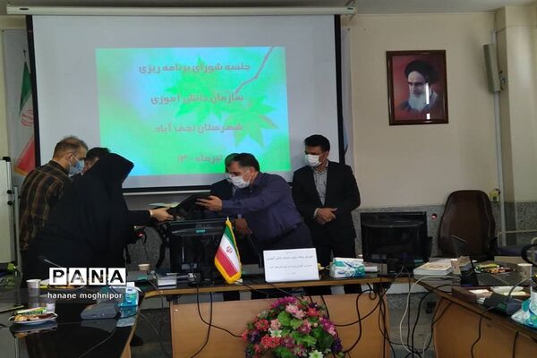برگزاری جلسه شورای برنامه‌ریزی سازمان دانش‌آموزی در شهرستان نجف آباد