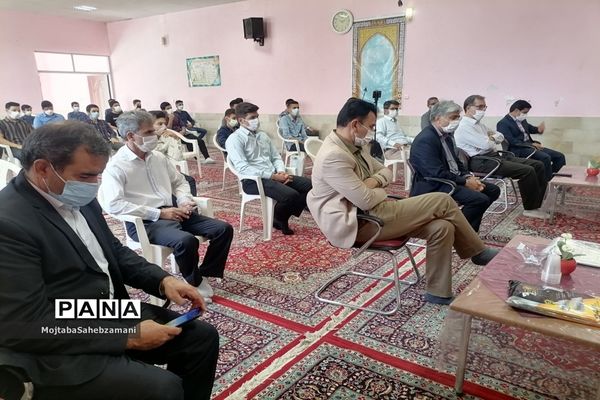 مراسم اهدای جوایز به دانش آموزان برتر آموزشی و پرورشی در دبیرستان امام خمینی( ره)