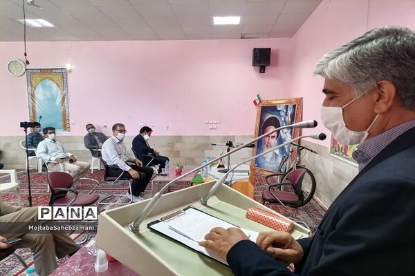 مراسم اهدای جوایز به دانش آموزان برتر آموزشی و پرورشی در دبیرستان امام خمینی( ره)