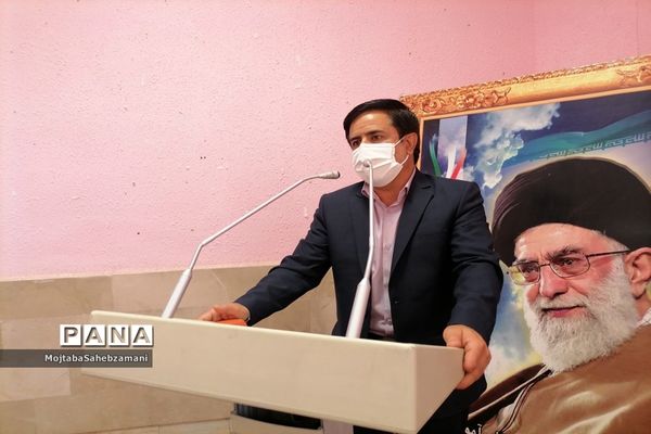 مراسم اهدای جوایز به دانش آموزان برتر آموزشی و پرورشی در دبیرستان امام خمینی( ره)