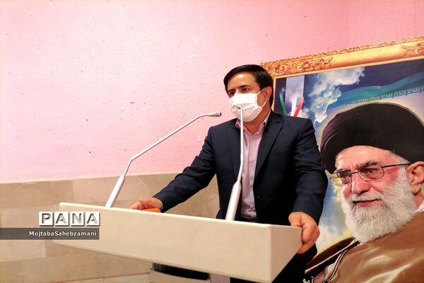مراسم اهدای جوایز به دانش آموزان برتر آموزشی و پرورشی در دبیرستان امام خمینی( ره)