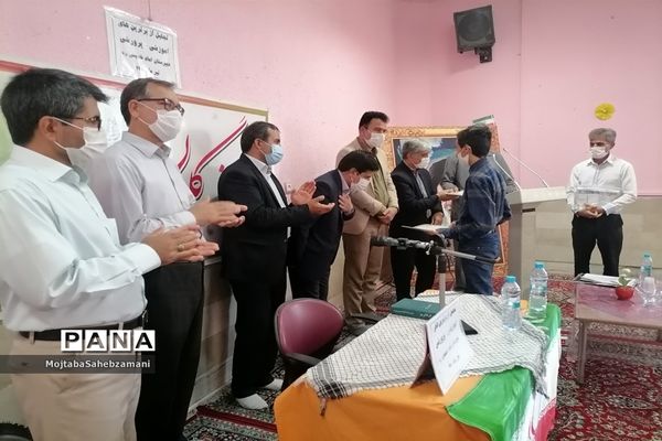 مراسم اهدای جوایز به دانش آموزان برتر آموزشی و پرورشی در دبیرستان امام خمینی( ره)