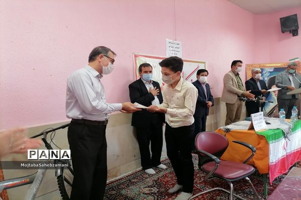 مراسم اهدای جوایز به دانش آموزان برتر آموزشی و پرورشی در دبیرستان امام خمینی( ره)