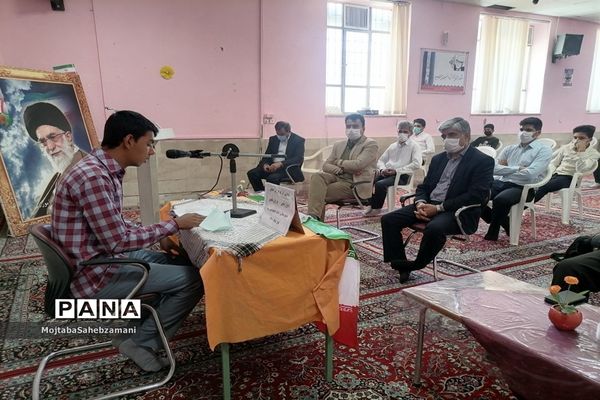 مراسم اهدای جوایز به دانش آموزان برتر آموزشی و پرورشی در دبیرستان امام خمینی( ره)