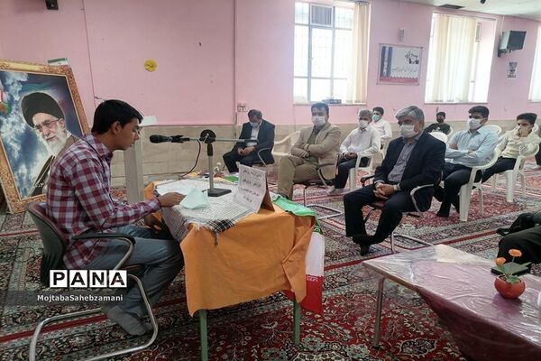 مراسم اهدای جوایز به دانش آموزان برتر آموزشی و پرورشی در دبیرستان امام خمینی( ره)